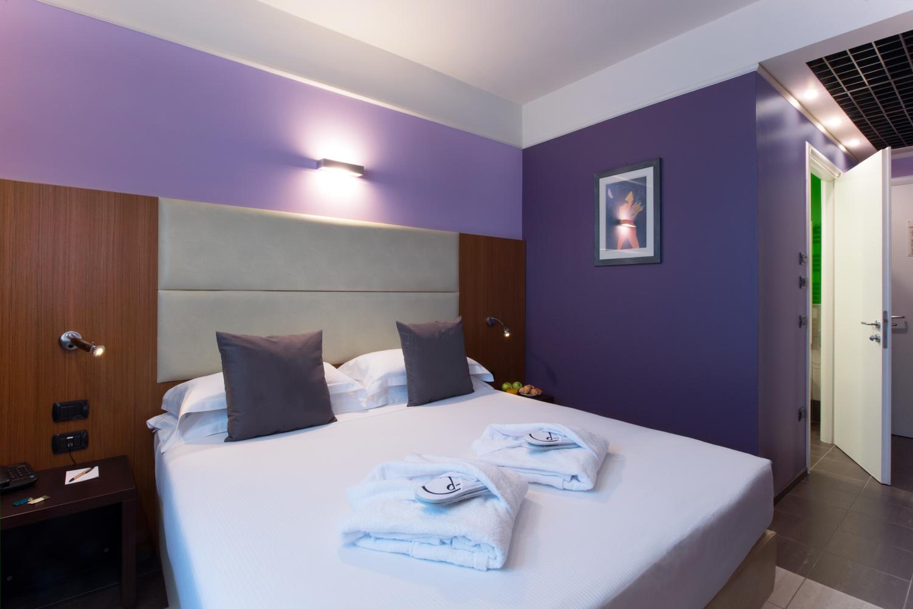 ROOM, DOUBLE BED