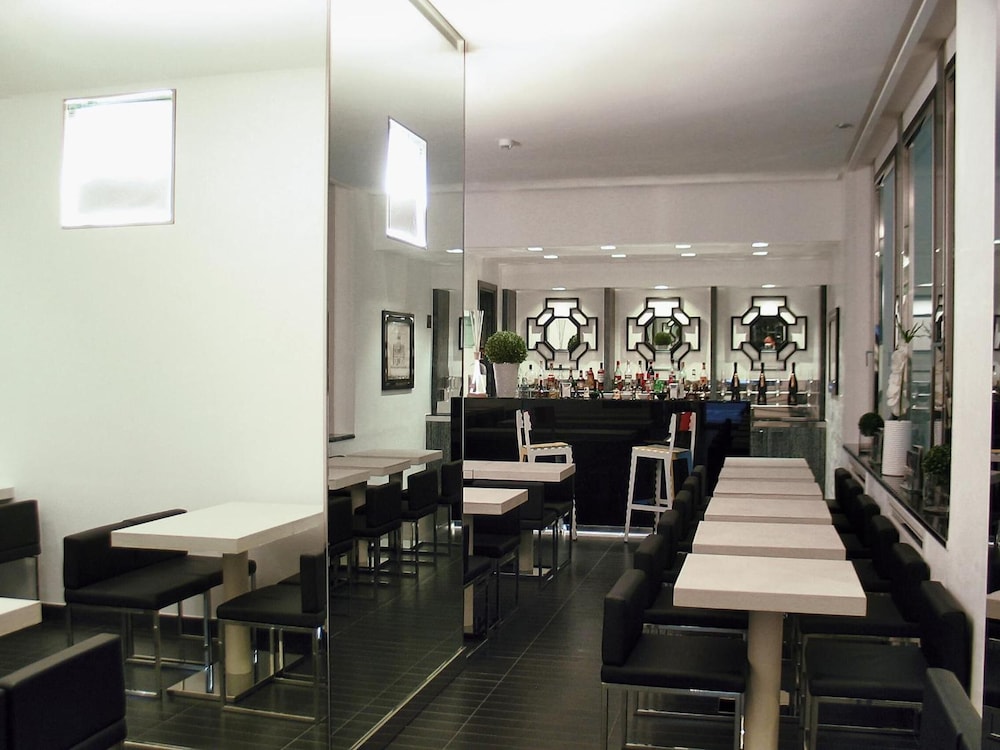 LHP Hotel Napoleon 45/64