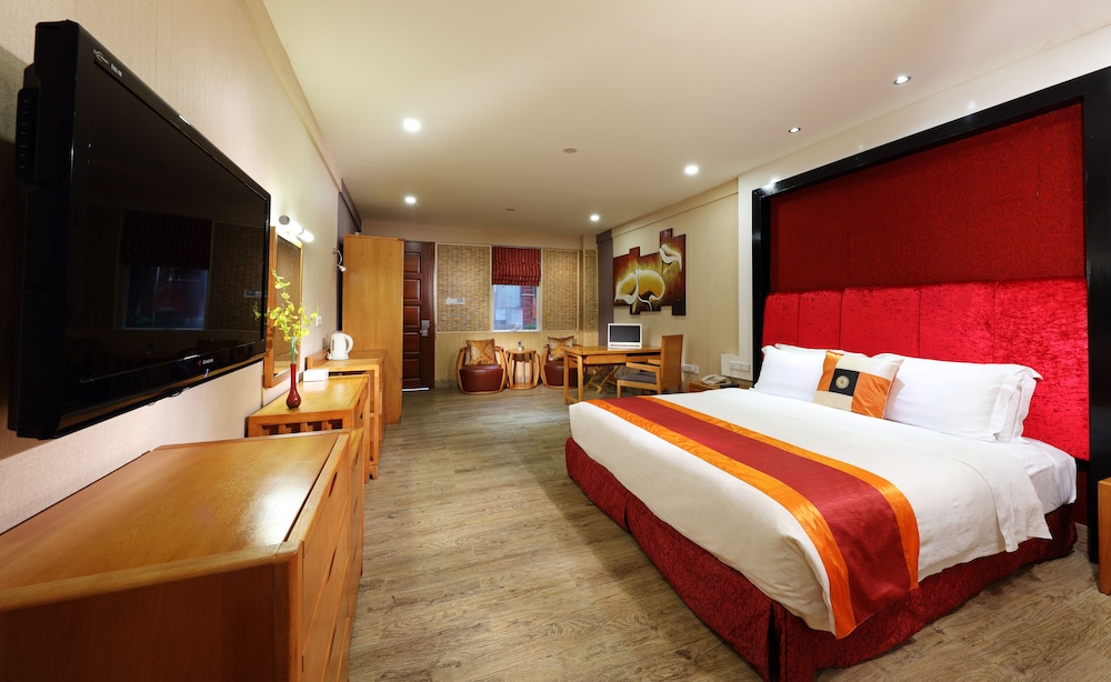 BUSINESS, QUEEN BED