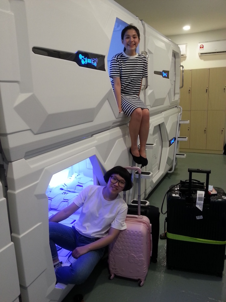 Space Capsule Hotel 24/32