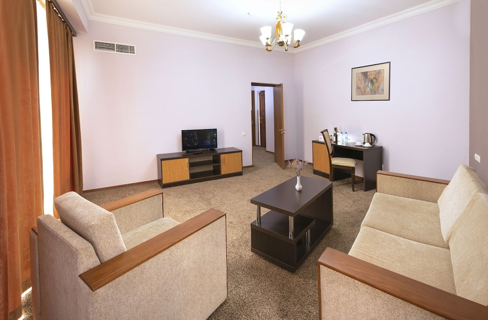 Ani Central Inn Ex Silachi 53/66