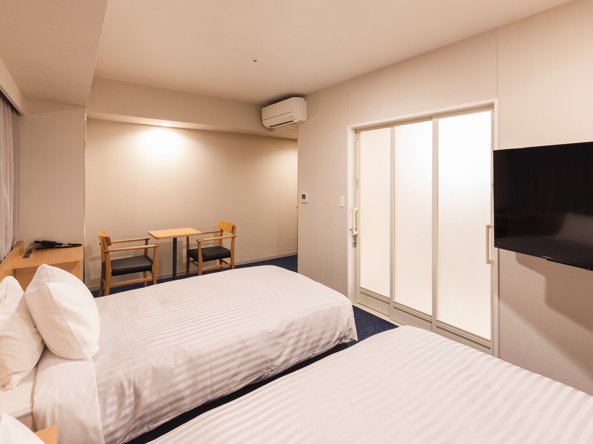 UNIVERSAL, TWIN BEDS