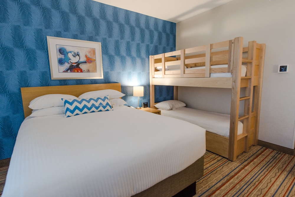 1 Queen Bed and 1 Bunk Bed, Non-Smoking - NBQ1