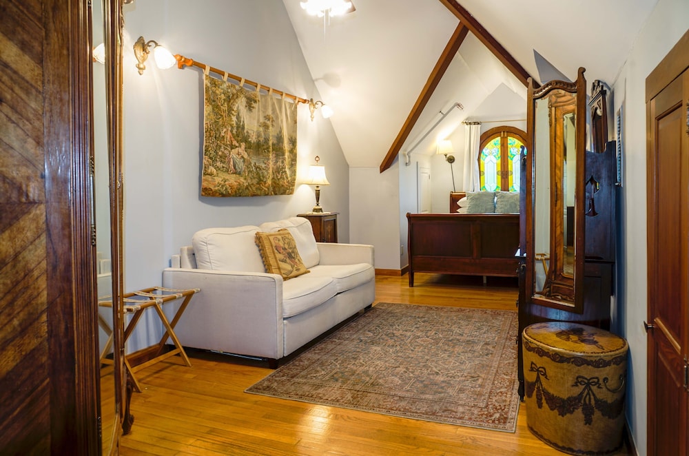 House, Queen Bed, Sofa