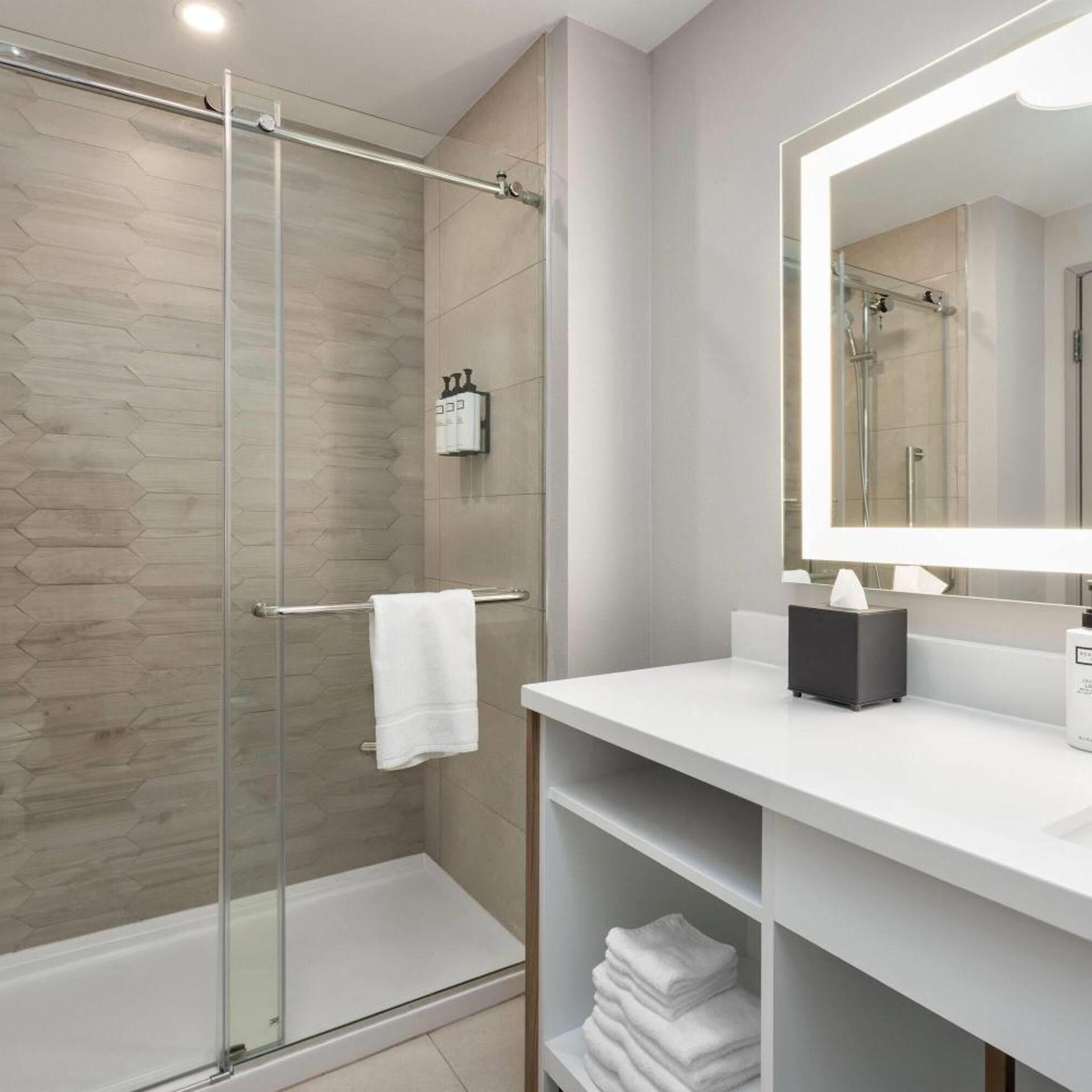 غرفة بسرير كينج وسريرين كوين، Wyndham Garden Anna 6/7