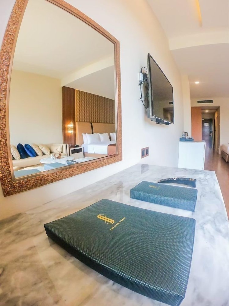 Jupiter Trevi Resort and Spa 8/24