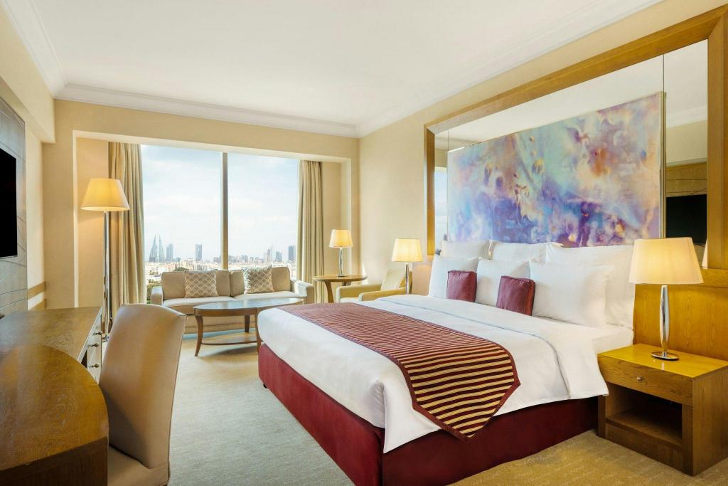 Grand, Platinum, Guest Room, King Bed, Side Pool View, Lounge Access