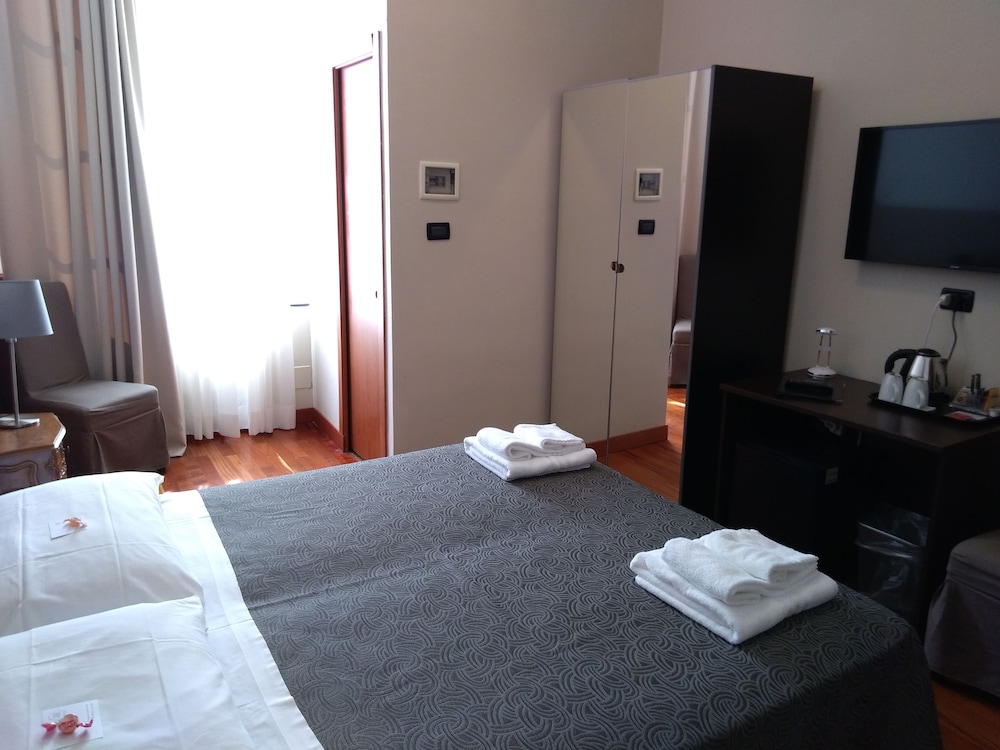 ROOM, DOUBLE OR TWIN BED