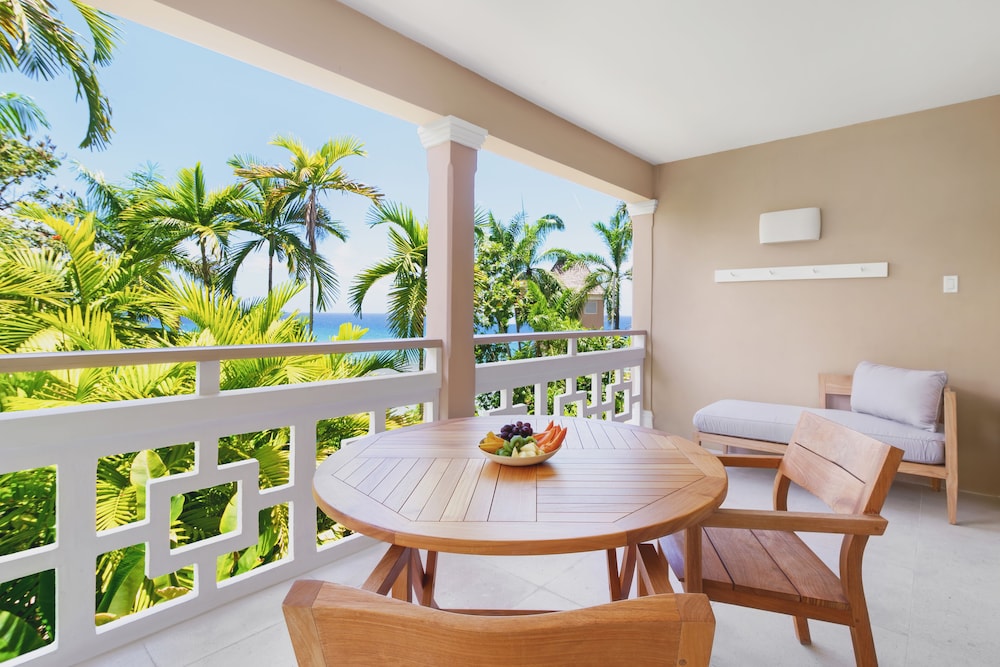 Couples Sans Souci - Adults Only 54/73