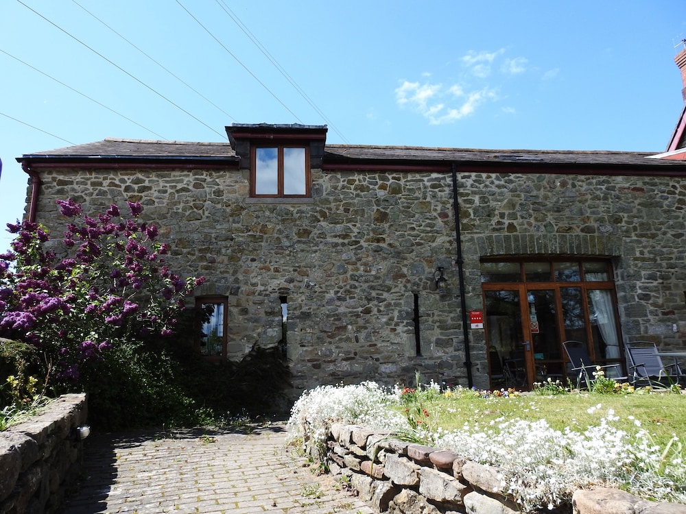 The Barn B and B 2/49