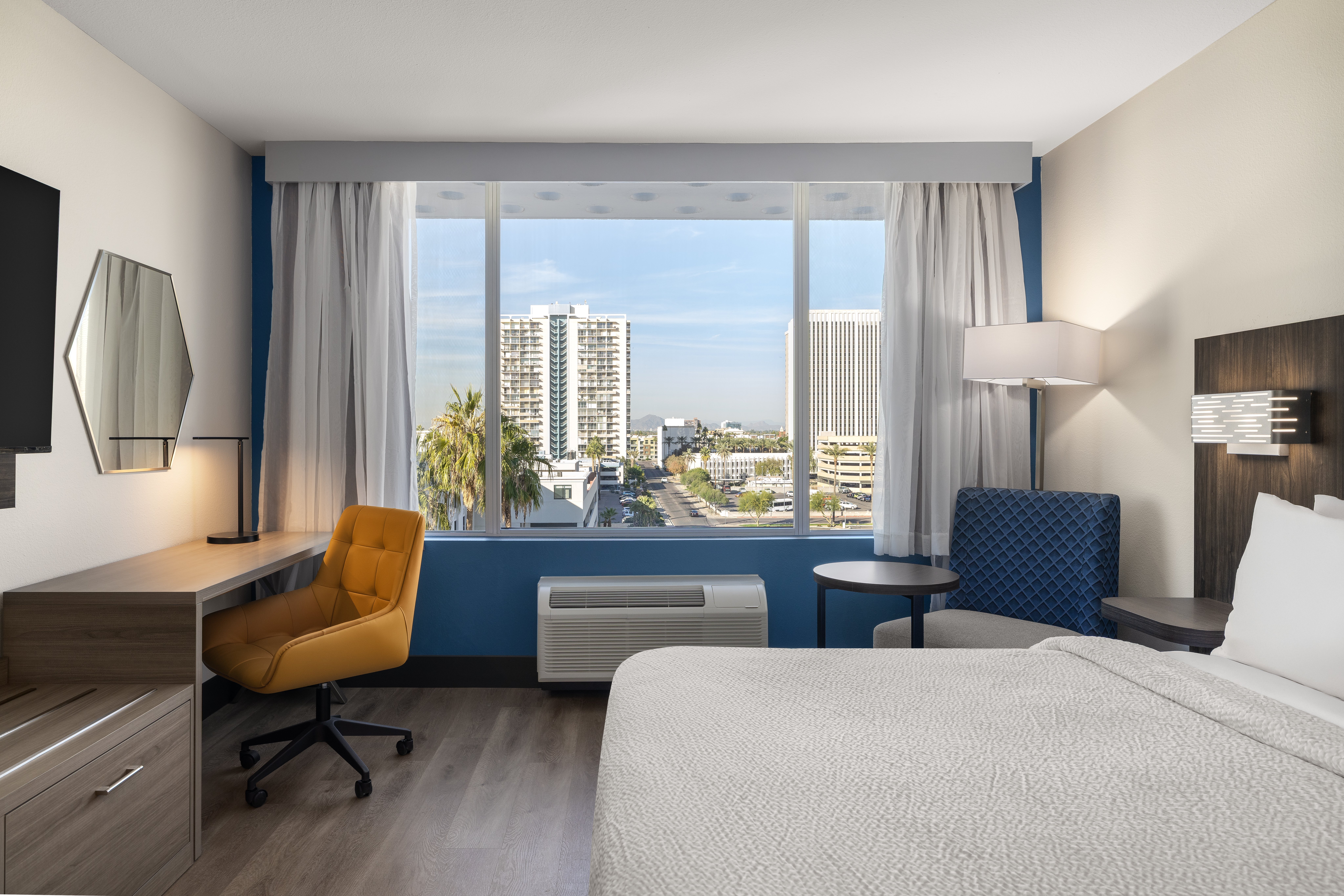 Holiday Inn Express & Suites Phoenix - Midtown 16/54