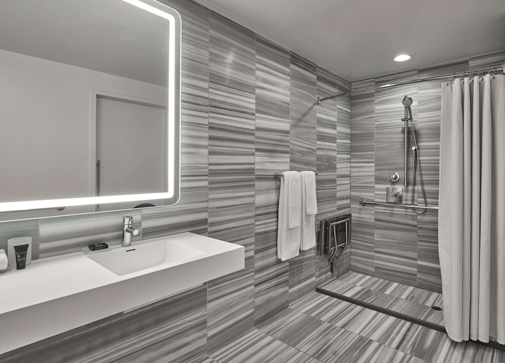 Hyatt Centric the Pike Long Beach 18/59
