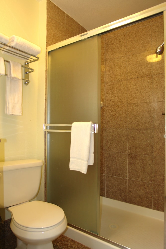 Howard Johnson By Wyndham Berkeley 13/17