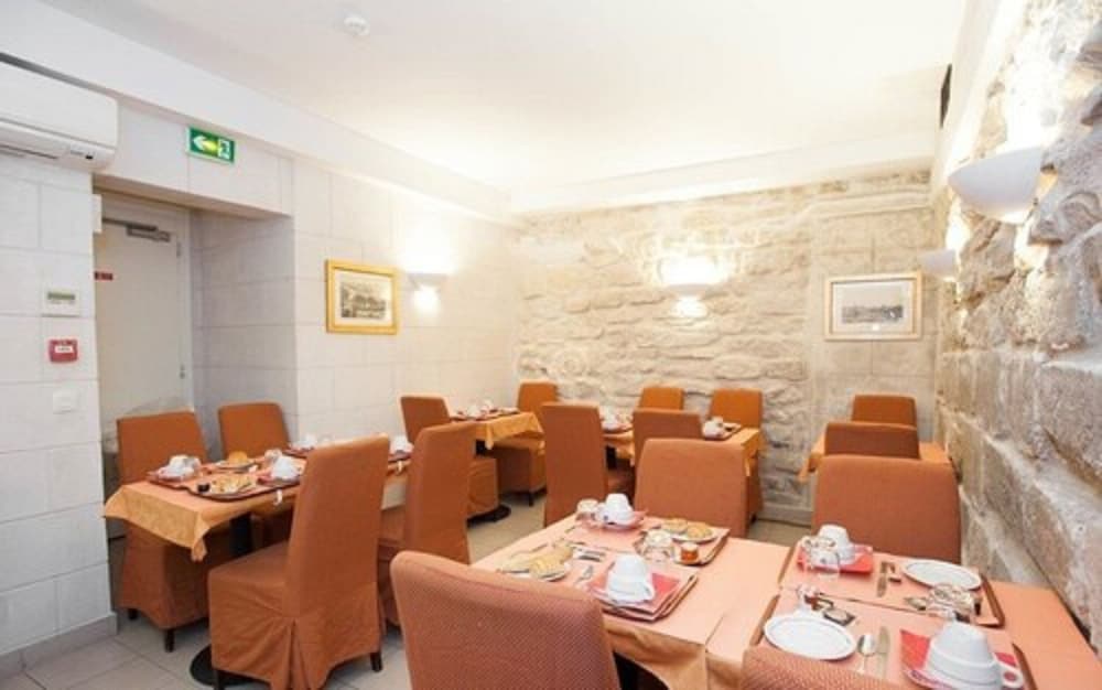 Austin's Arts et Metiers Hotel 52/61