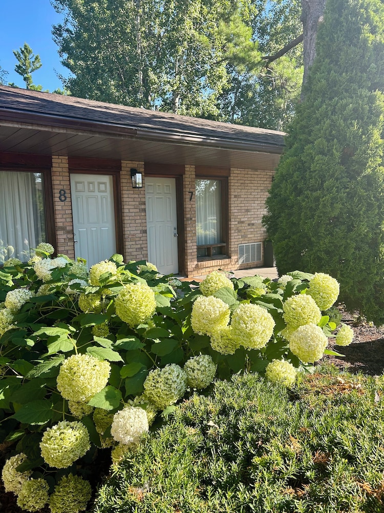 Rideau Heights Inn 50/54