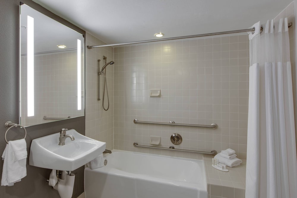 COURTYARD BY MARRIOTT LOGAN AIRPORT 13/49