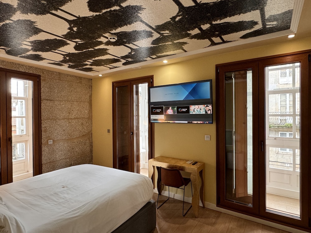 SUPERIOR, SUITE, CITY VIEW