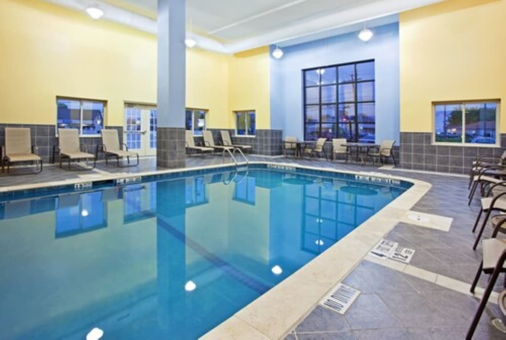 Holiday Inn Express Hotel Suites Niagara Falls 44/75