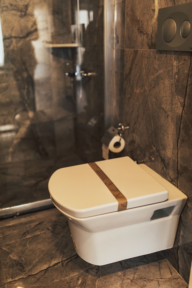 Ozlu Otel 18/30