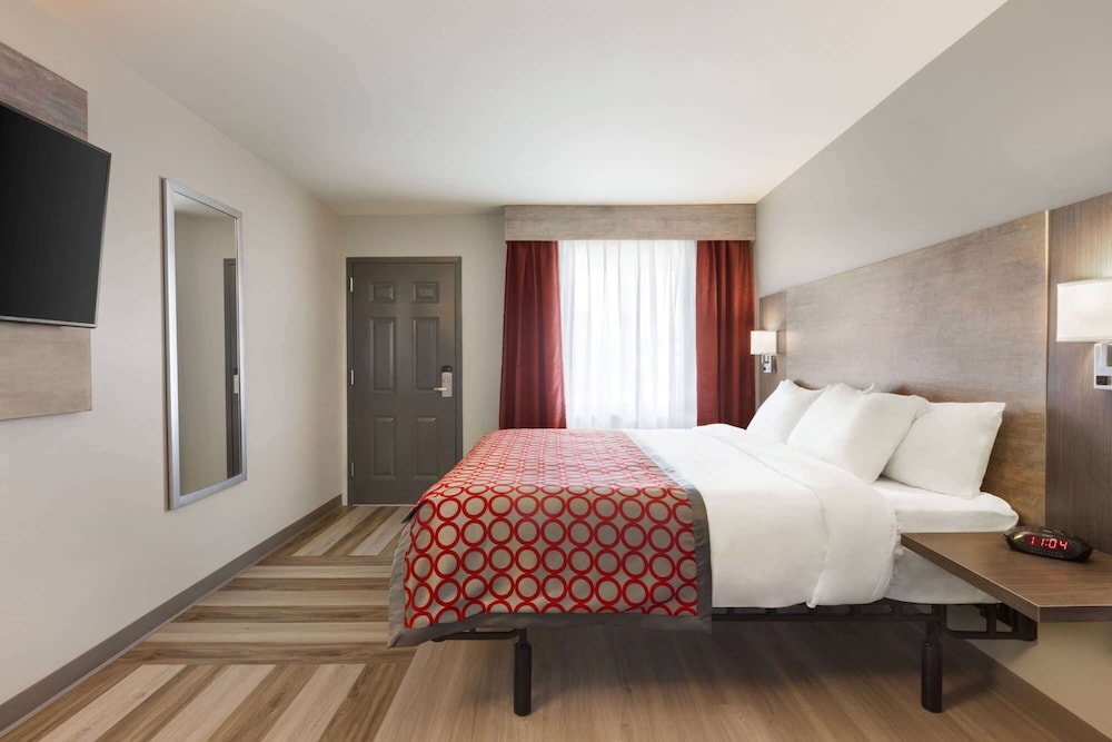Days Inn & Suites by Wyndham Bowling Green 15/46