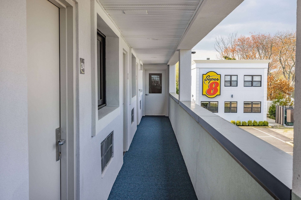 Super 8 by Wyndham Lindenhurst 8/22