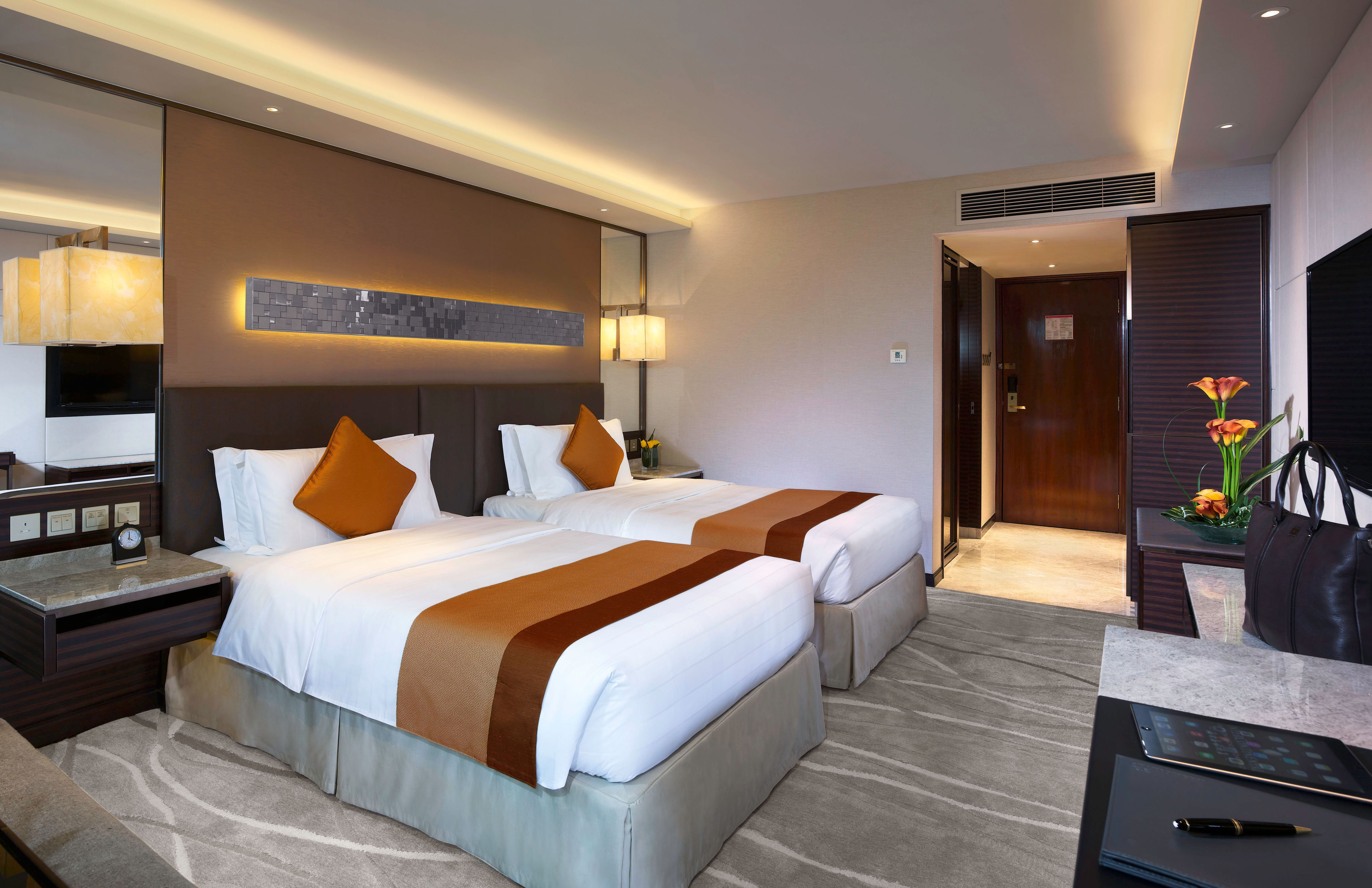 Club Intercontinental, Twin Beds, City View