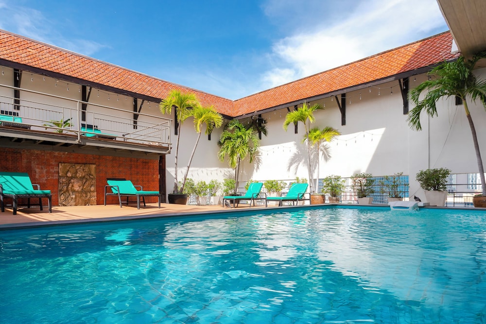 Pinnacle Lumpinee Park Hotel 45/47