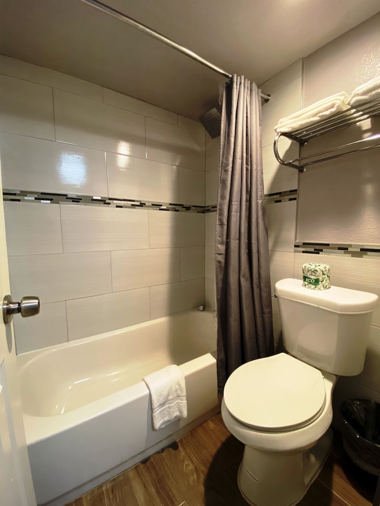 R Nite Star Inn & Suite 13/65