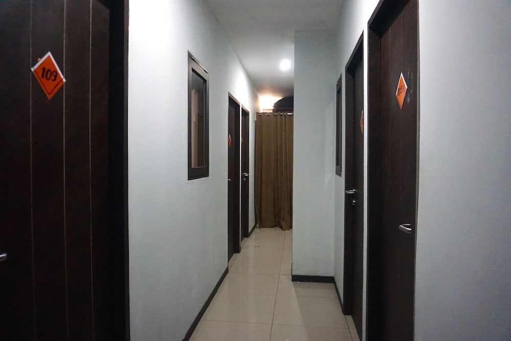 OYO 3952 Hotel C 18 Cibaduyut 10/25
