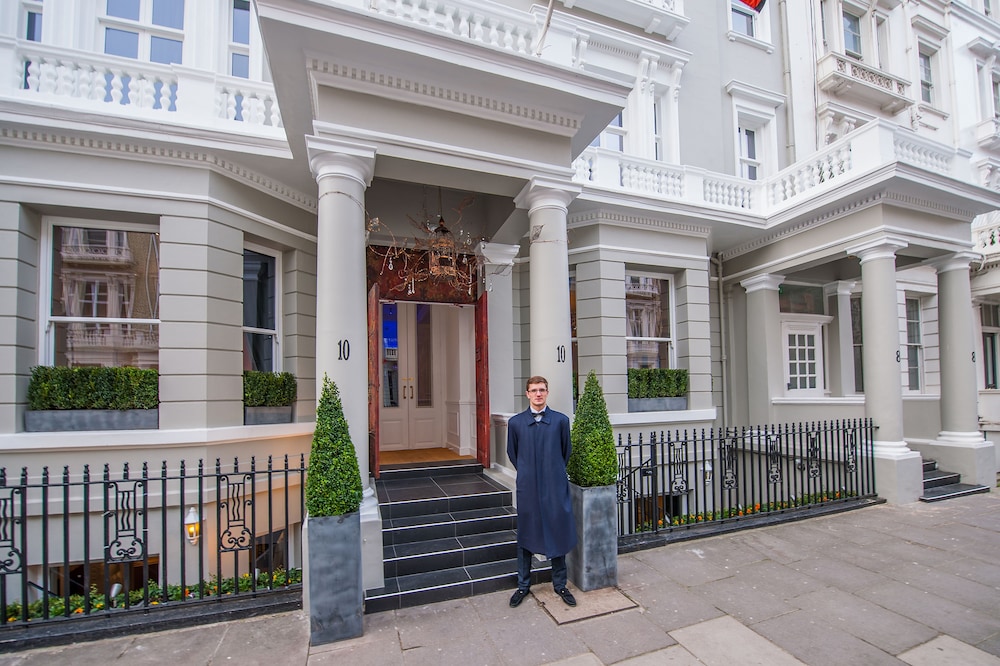 THE EXHIBITIONIST HOTEL 63/69