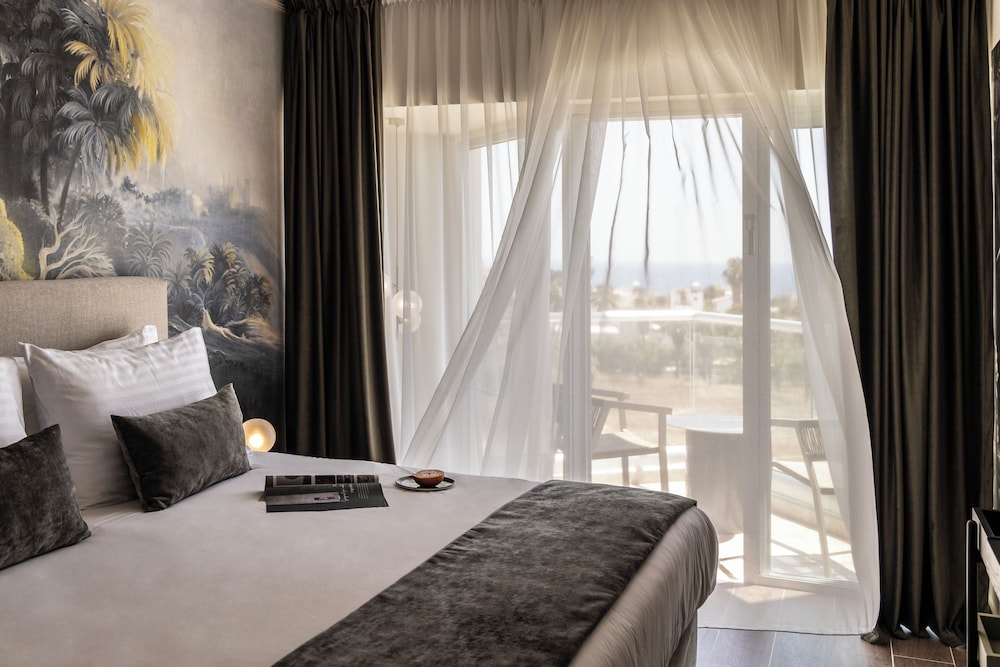 EXECUTIVE, DOUBLE OR TWIN BED, SEA VIEW