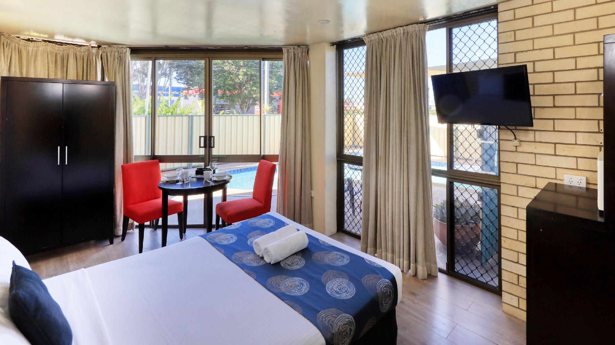 غرفة بسرير كوين يُسمح فيها بالحيوانات الأليفة، TROPICAL GATEWAY MOTOR INN 2/2