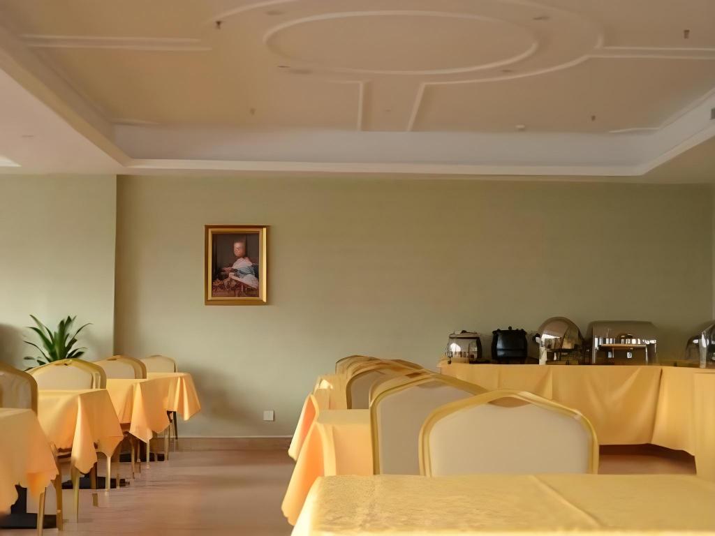 Vienna Hotel (Chongqing Changshengqiao Metro Station) 30/53