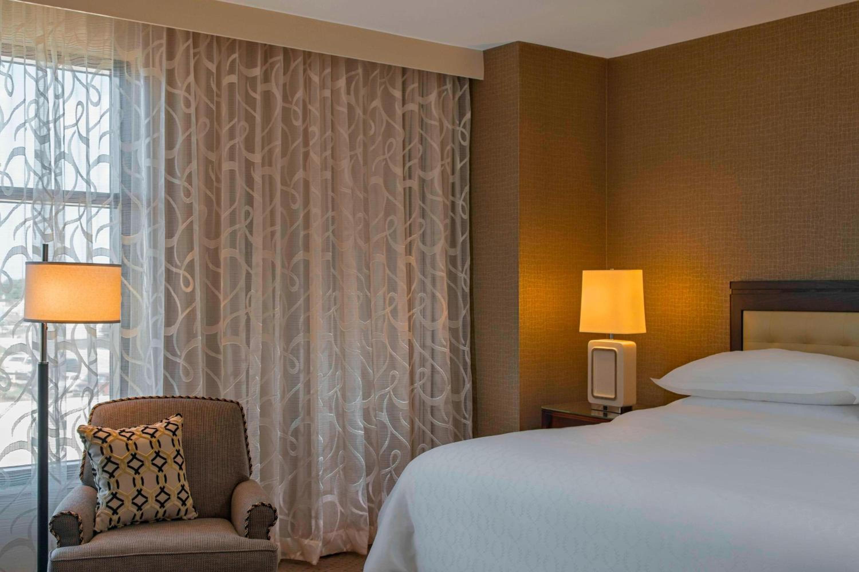 Executive, Suite, King Bed, Club Lounge Access, Corner