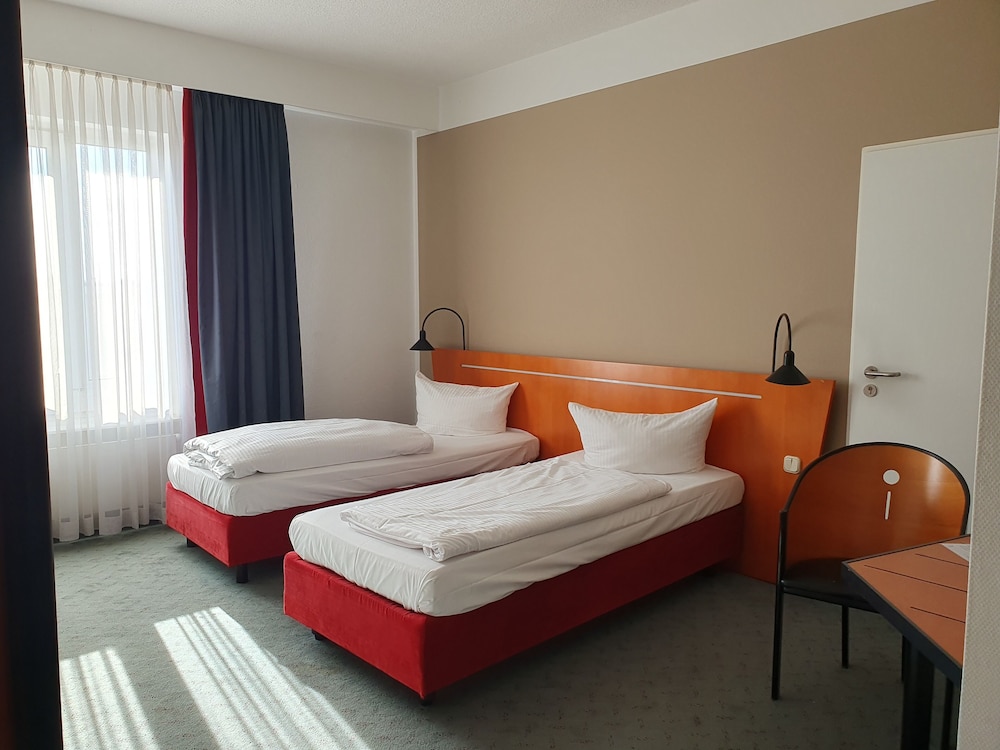 Good, Twin Beds
