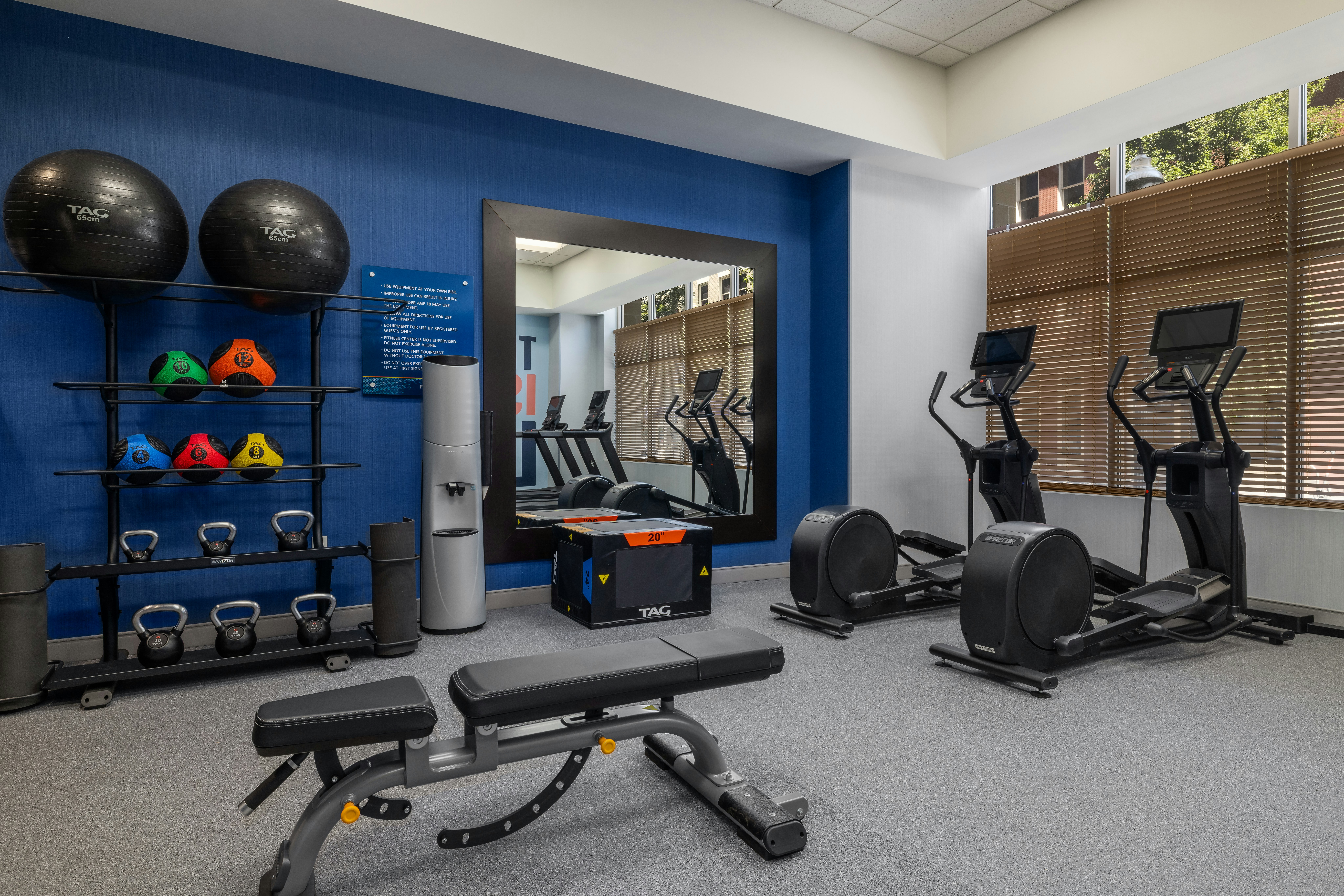 Hampton Inn And Suites Roanoke-Downtown 33/75
