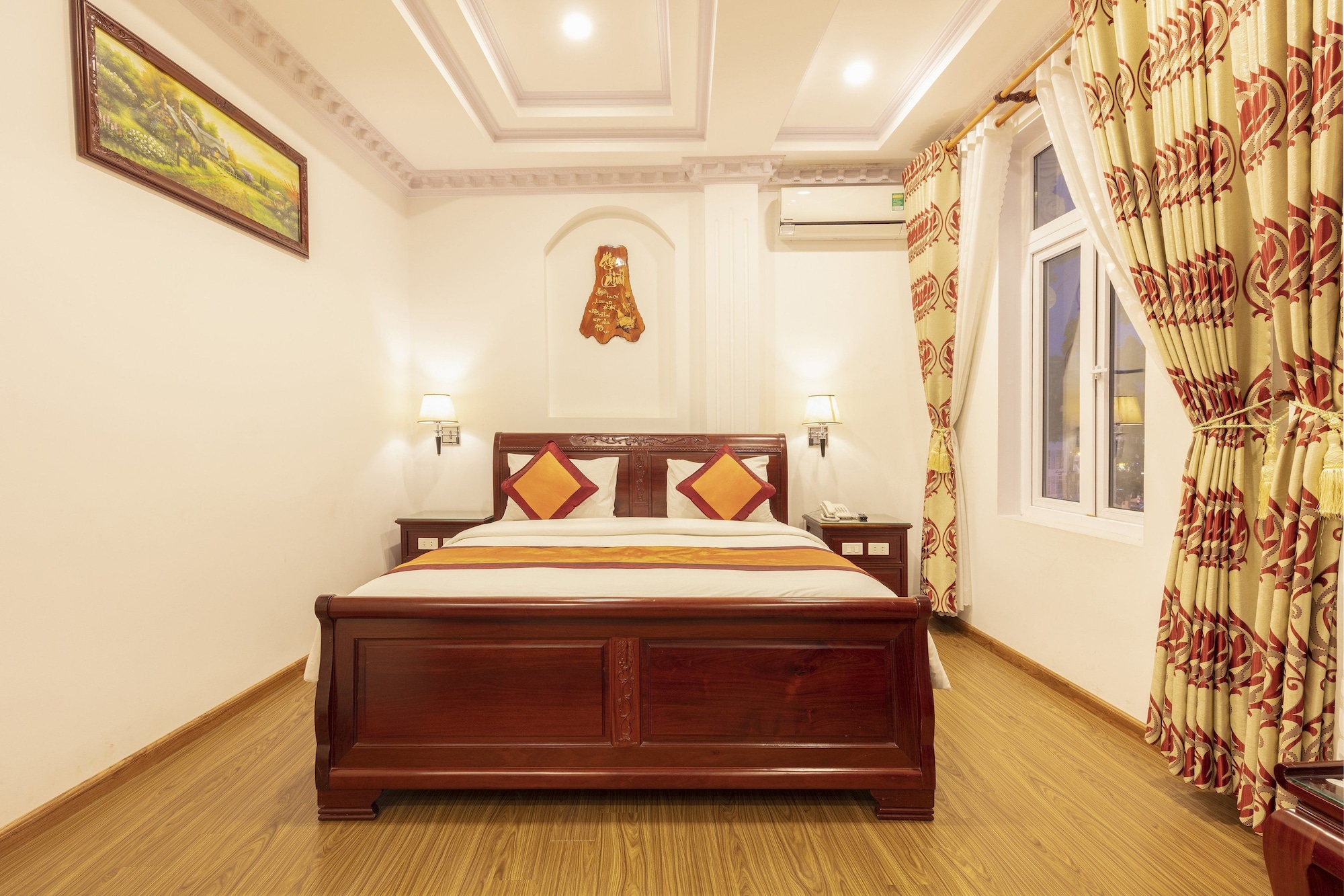 DELUXE, DOUBLE OR TWIN BED, CITY VIEW