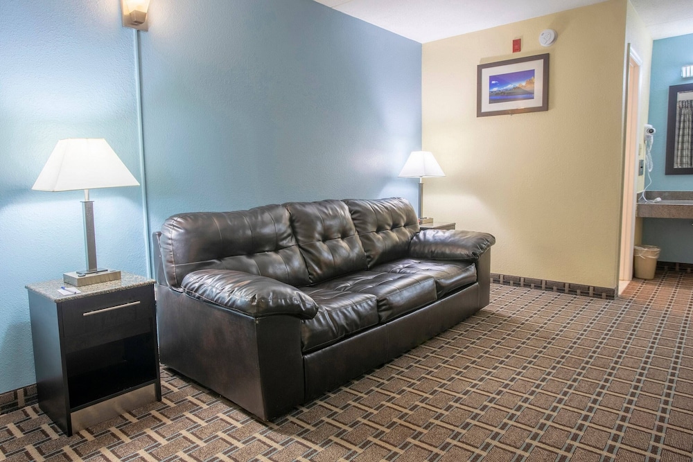 OYO Hotel Knoxville TN Cedar Bluff I-40 13/21