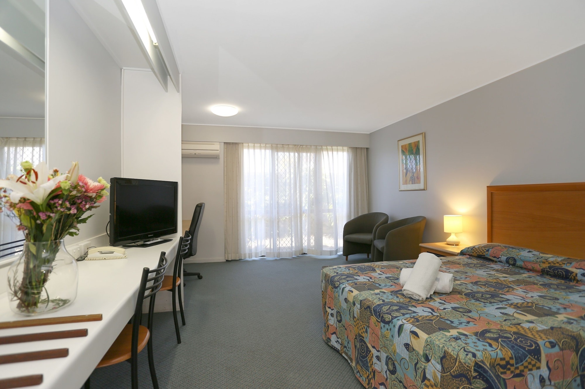 ROOM, QUEEN BED