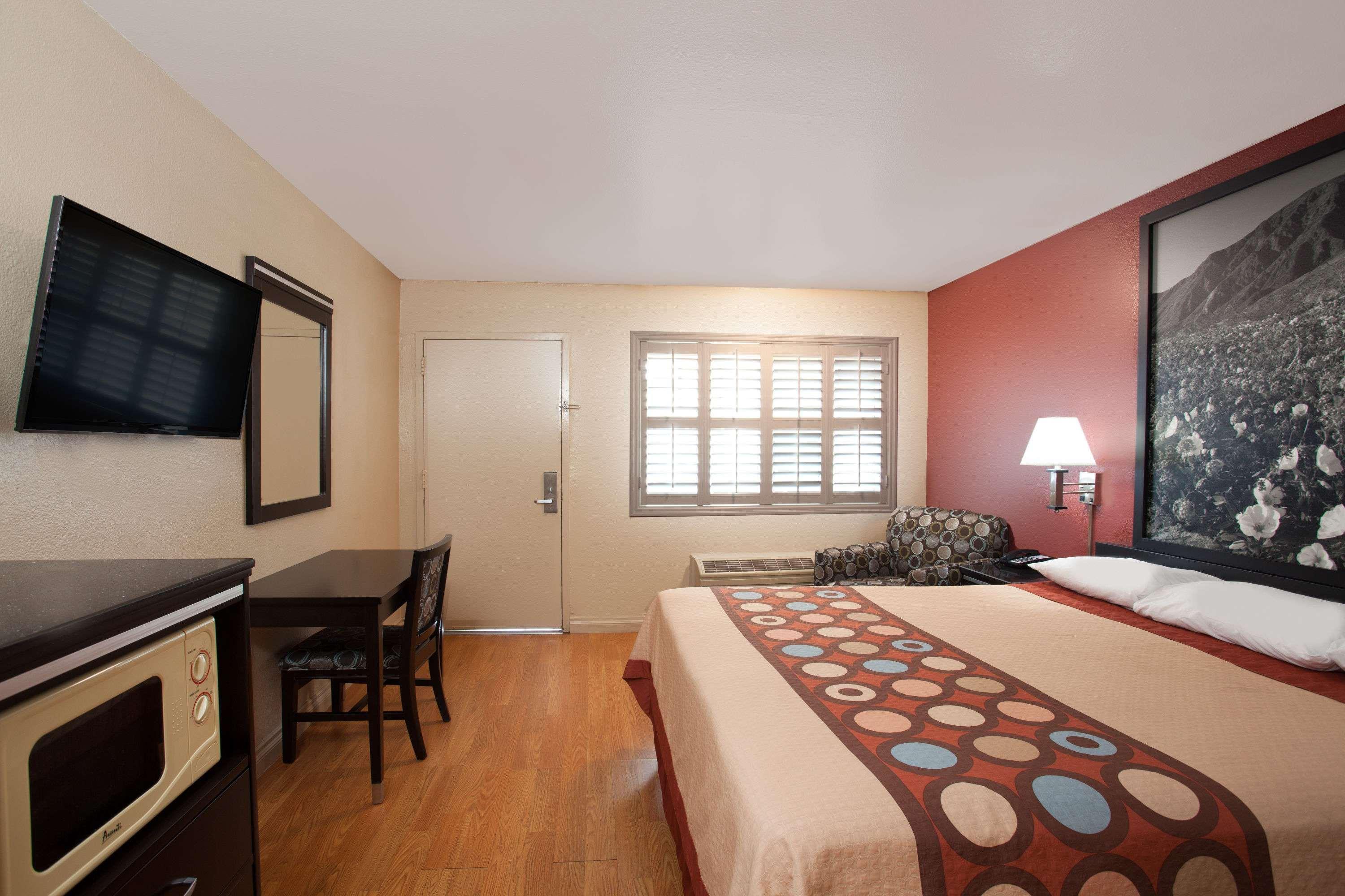 1 Queen Bed - Non-Smoking