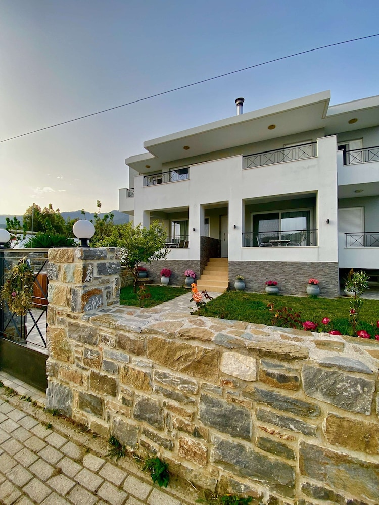 Manolis Apartments 3/72