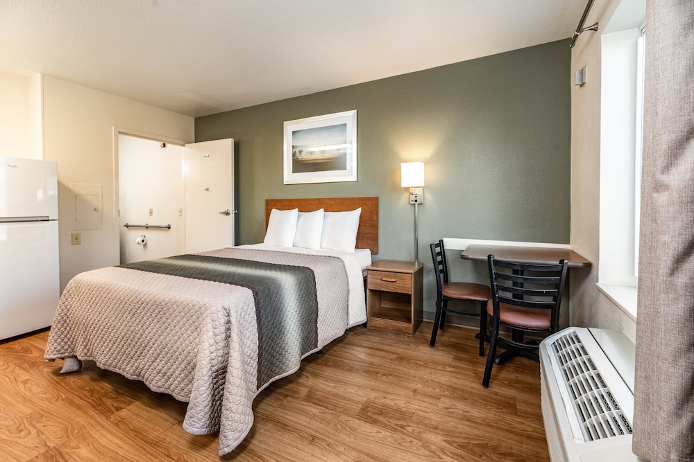 HomeTowne Studios by Red Roof Fresno - West 18/39