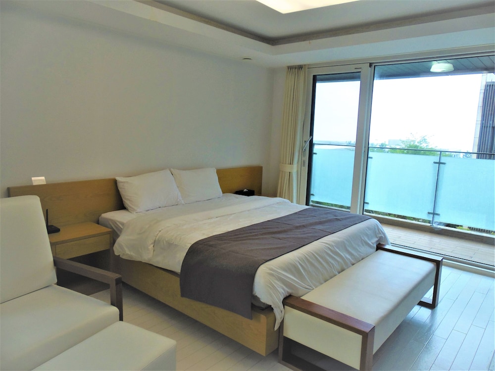 ROYAL, SUITE, QUEEN BED