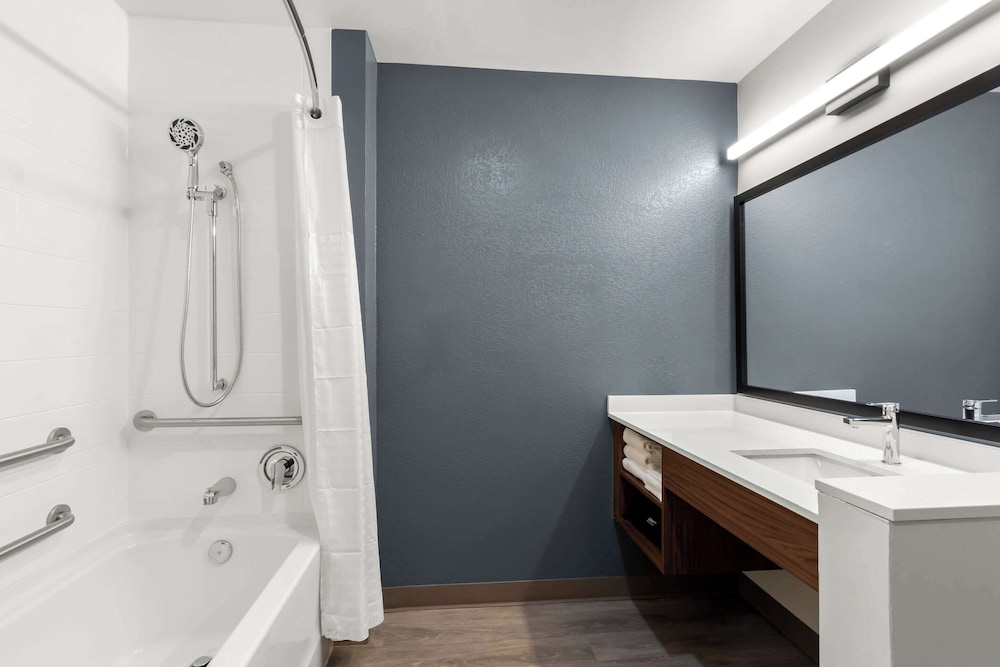 Everhome Suites Glendale Sports & Entertainment District 44/47