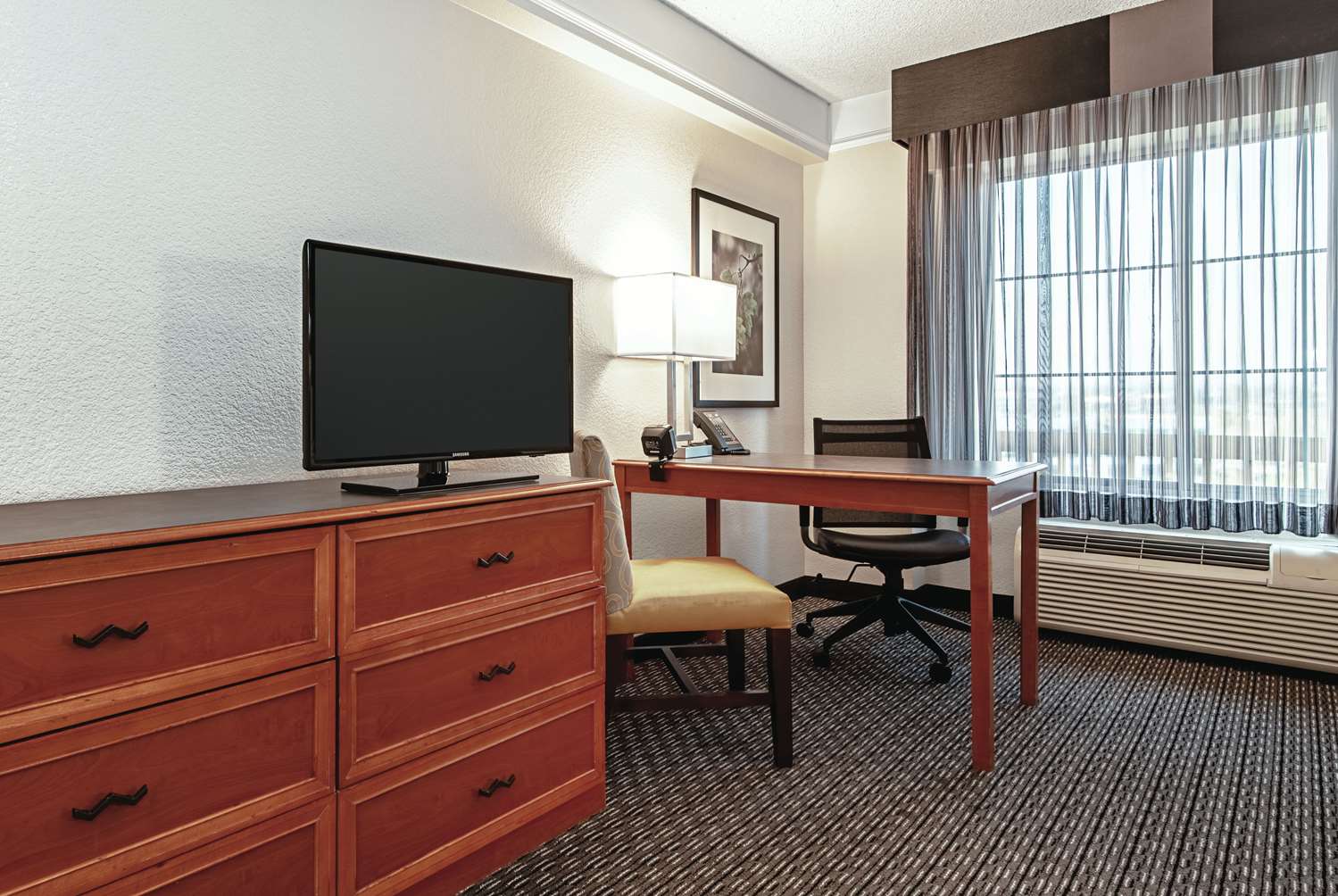 La Quinta Inn & Suites by Wyndham Ontario Airport 48/58