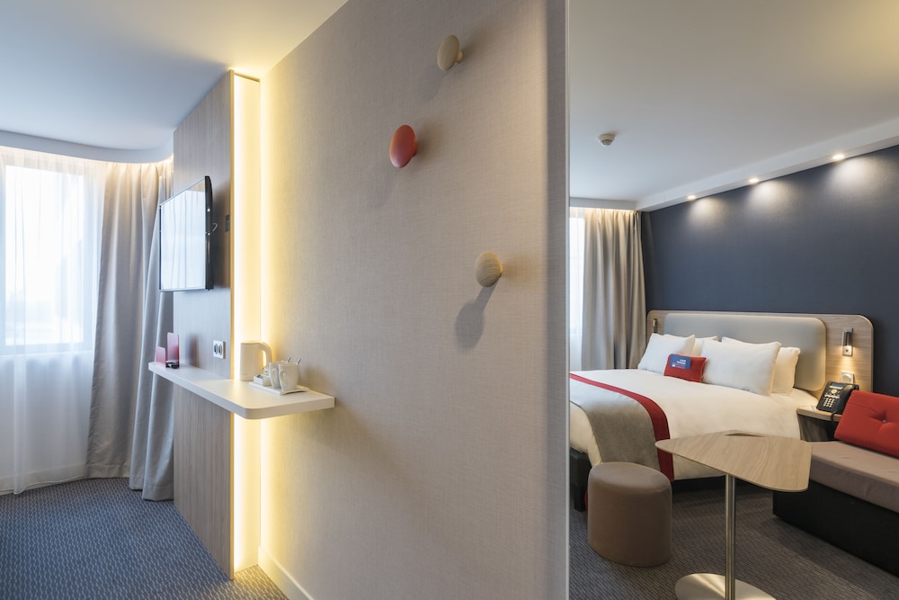 HOLIDAY INN EXPRESS PARIS - CDG AIRPORT 16/70