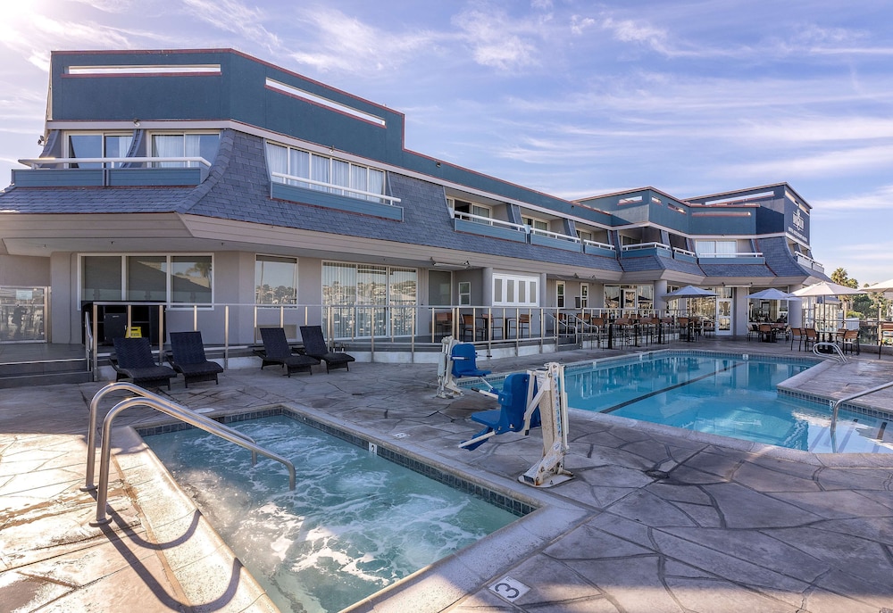 Bay Club Hotel & Marina 6/65