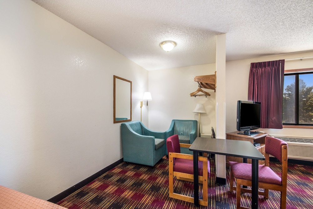 Americas Best Value Inn & Suites Harrisonville 27/33