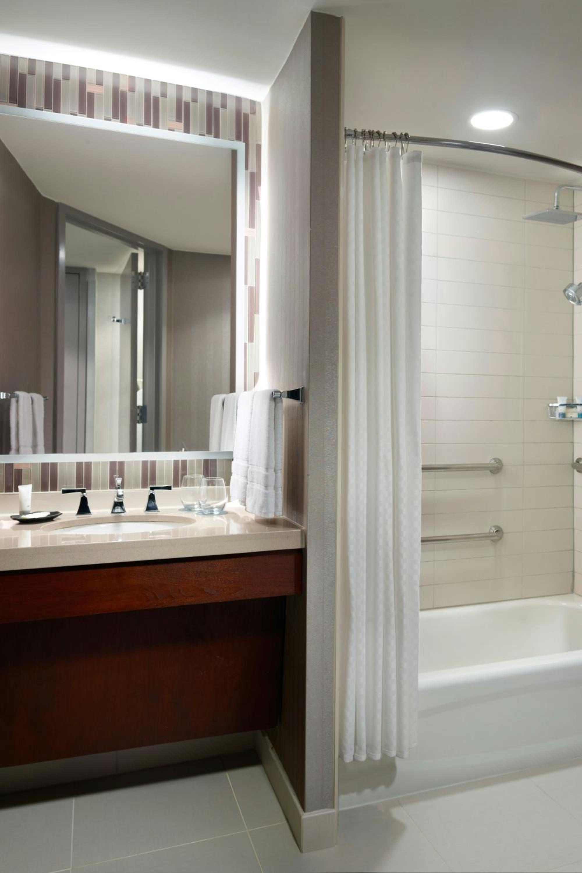 غرفة بسرير كينج لذوي الإعاقة، The Westin Peachtree Plaza Atlanta 13/14