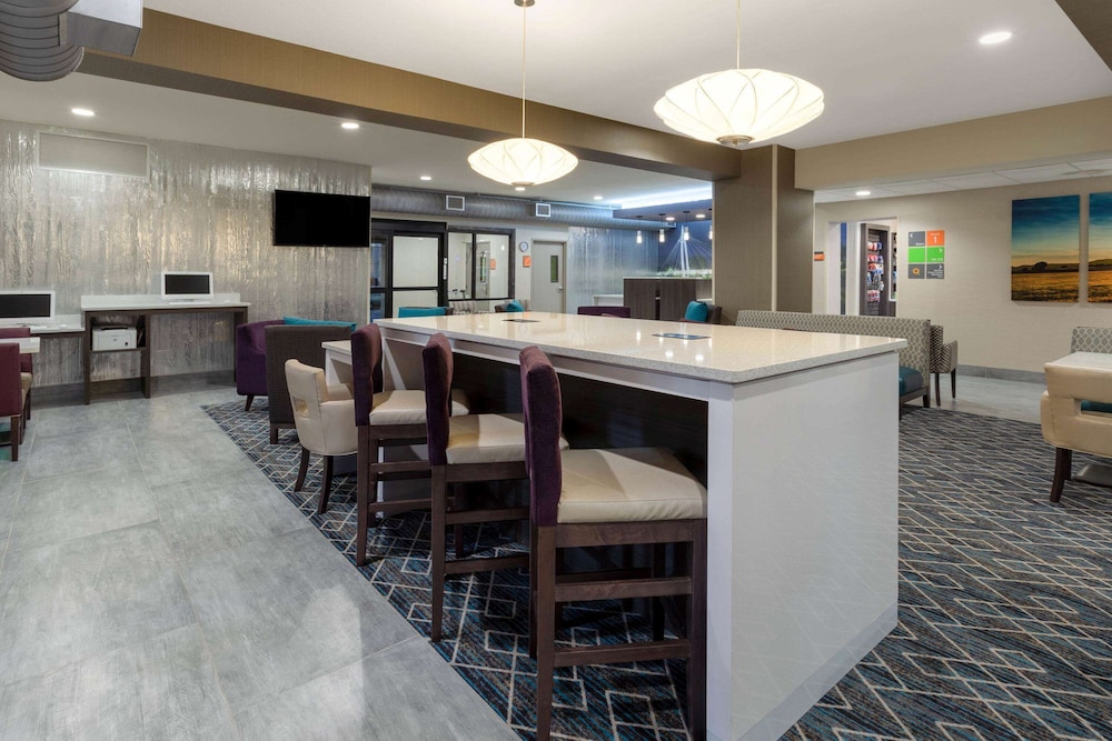 La Quinta Inn & Suites by Wyndham Wichita Airport 45/56